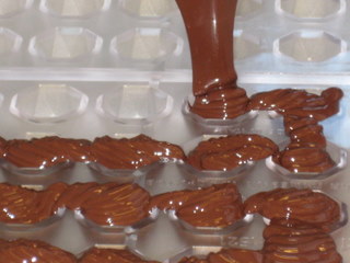 Konvehtimuotin täyttö temperoidulla suklaalla