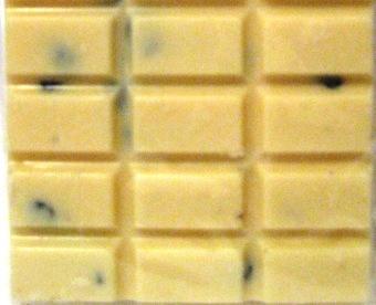 Mustikka valkosuklaa/Valmistusaineet: Sokeri, kaakaovoi, mustikka, maitojauhe, emulgointiaine (soijalesitiini), aromi (vanilja)