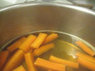 Porkkanoiden keitto siankärsämöliemessä