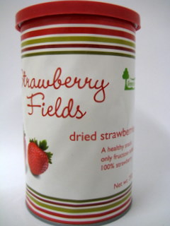 Strawberry fields/Kuivatut mansikat/Aineosat: Mansikka, hedelmäsokeri. Ei keinotekoisia väriaineita. Saattaa sisältää jäämiä sulfiitista.